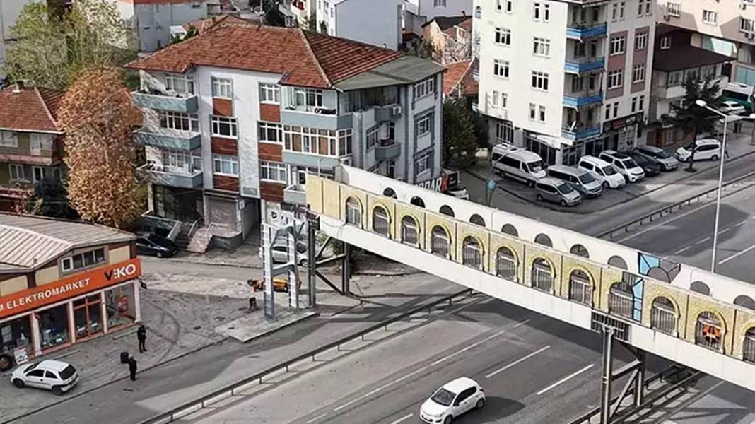 Evinin salonu görününce üst geçidi yıktırdı! 2